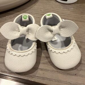 Freshly Picked Cream Baby Shoes with Bow